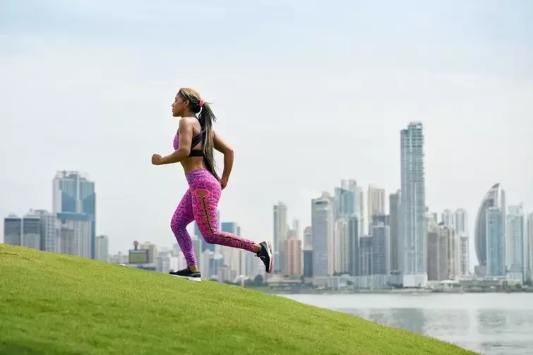 Момичето спазва правилата на дишане в зависимост от техниката на бягане