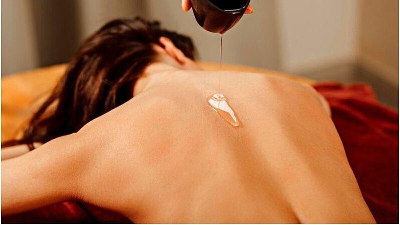 Масажът с ленено масло ще ви помогне да отслабнете и да стегнете кожата на тялото. 