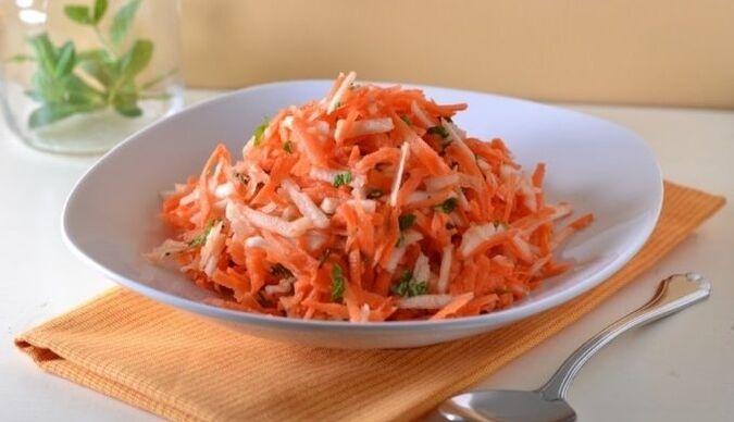 Диетичната салата от моркови и ябълки ще осигури на тялото на човек, който отслабва, витамини