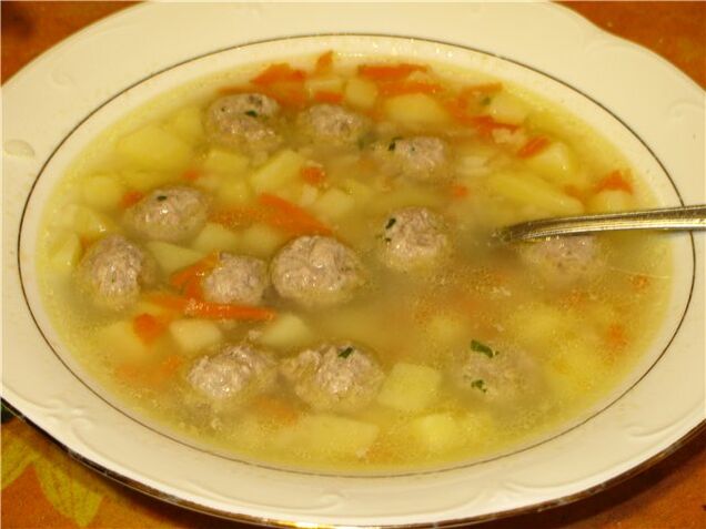 Супа със зеленчуци и кюфтета - леко ястие в седмичното диетично меню